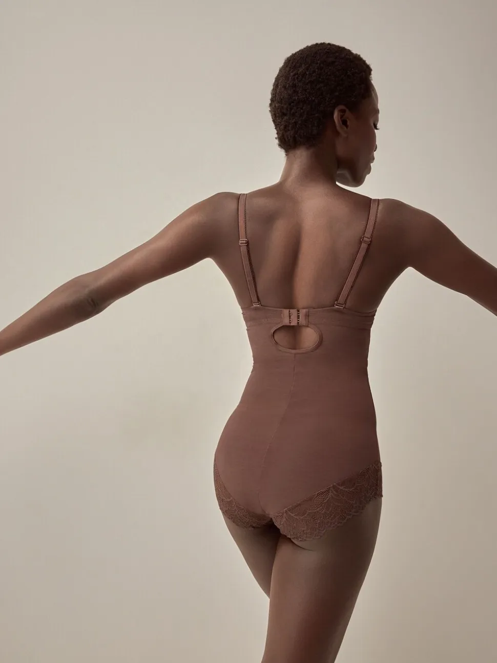 Chocolade nude - Kanten body met cups en sterke buikcorrectie