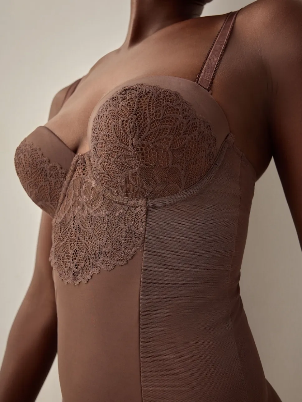 Chocolade nude - Kanten body met cups en sterke buikcorrectie
