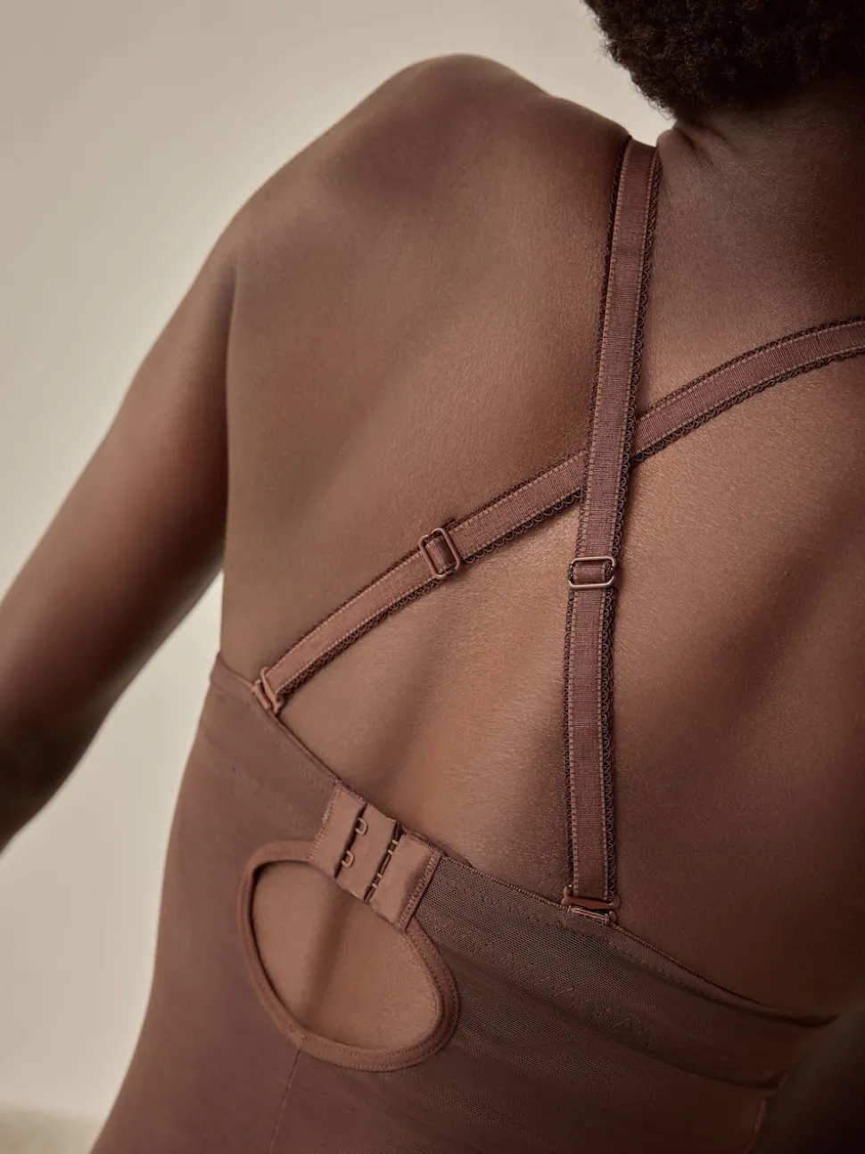Chocolade nude - Kanten body met cups en sterke buikcorrectie