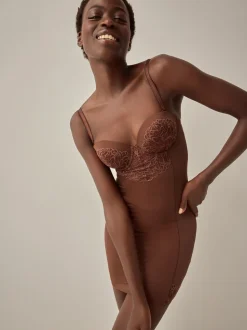 Chocolade nude - Kanten slipdress met cups en sterke buikcorrectie