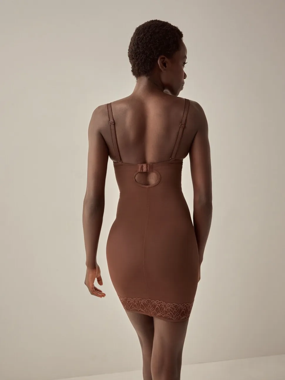 Chocolade nude - Kanten slipdress met cups en sterke buikcorrectie