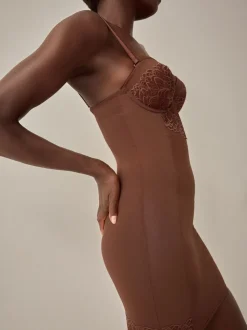 Chocolade nude - Kanten slipdress met cups en sterke buikcorrectie