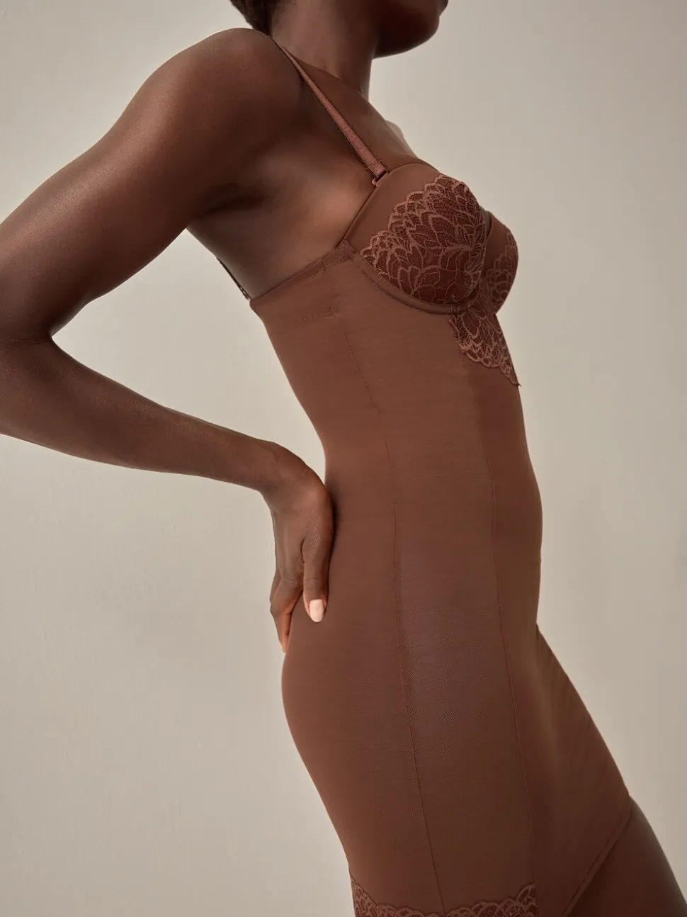 Chocolade nude - Kanten slipdress met cups en sterke buikcorrectie