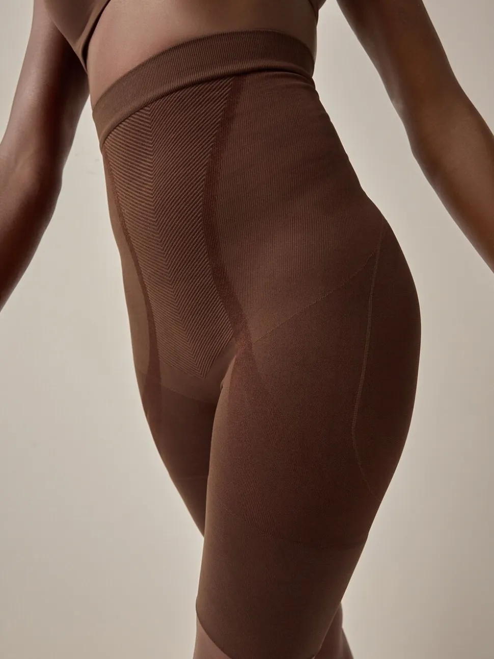 Chocolade nude - Vormgevende naadloze slip voor gladdere dijen met stevige buikcorrectie