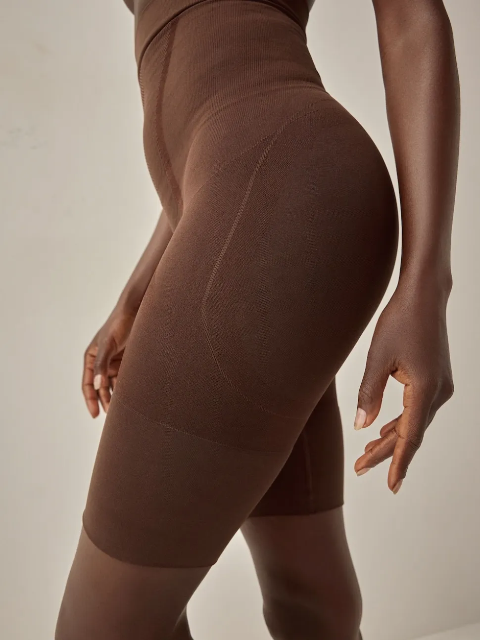 Chocolade nude - Vormgevende naadloze slip voor gladdere dijen met stevige buikcorrectie