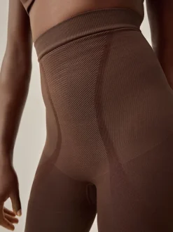 Chocolade nude - Vormgevende naadloze slip voor gladdere dijen met stevige buikcorrectie