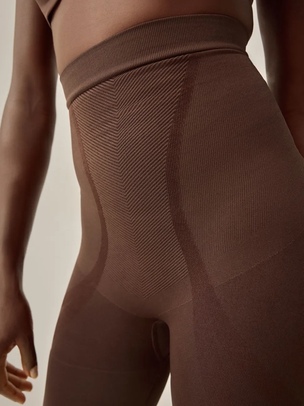 Chocolade nude - Vormgevende naadloze slip voor gladdere dijen met stevige buikcorrectie