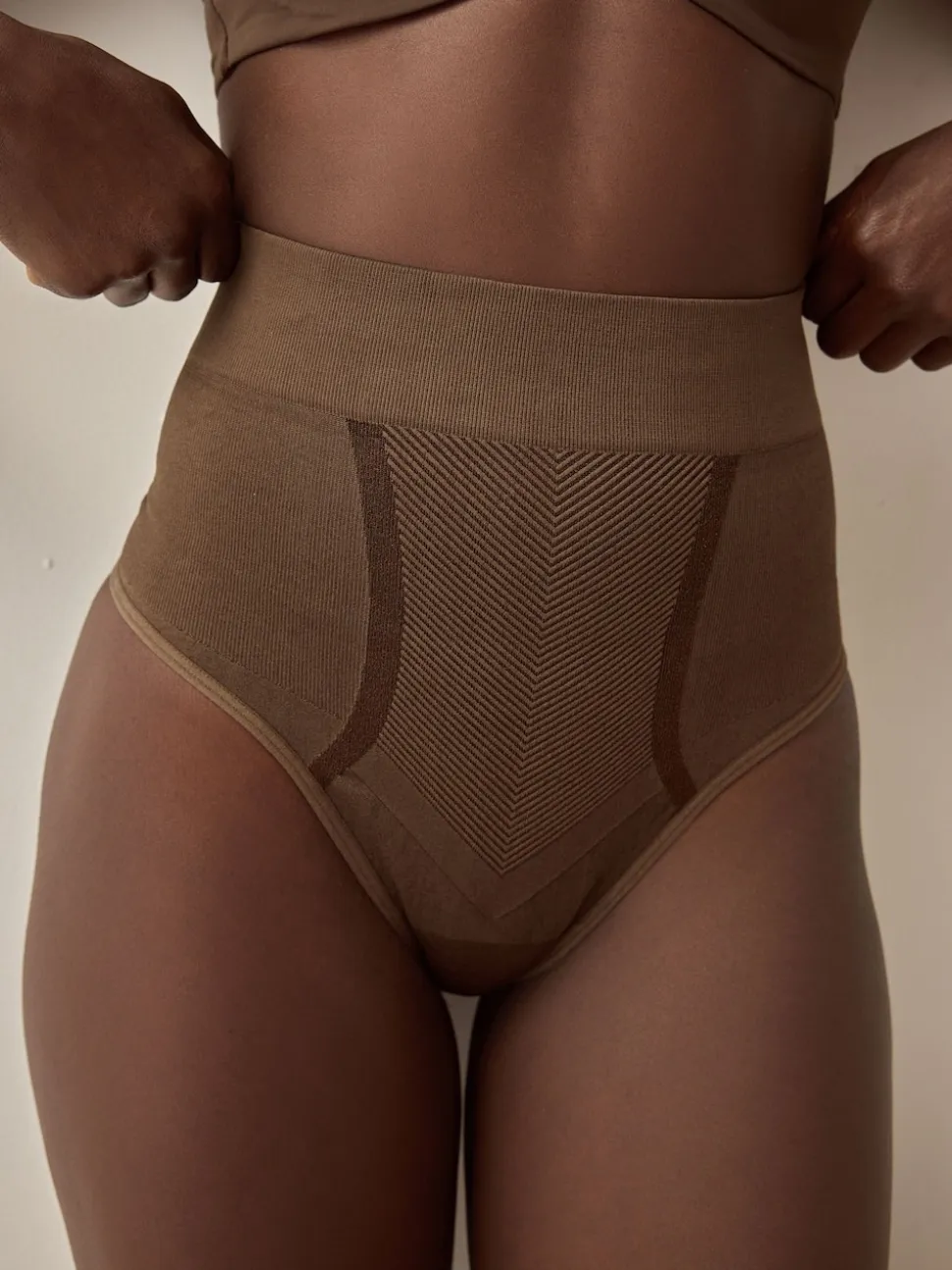 Chocolade nude - Vormgevende naadloze slip voor gladdere dijen met stevige buikcorrectie