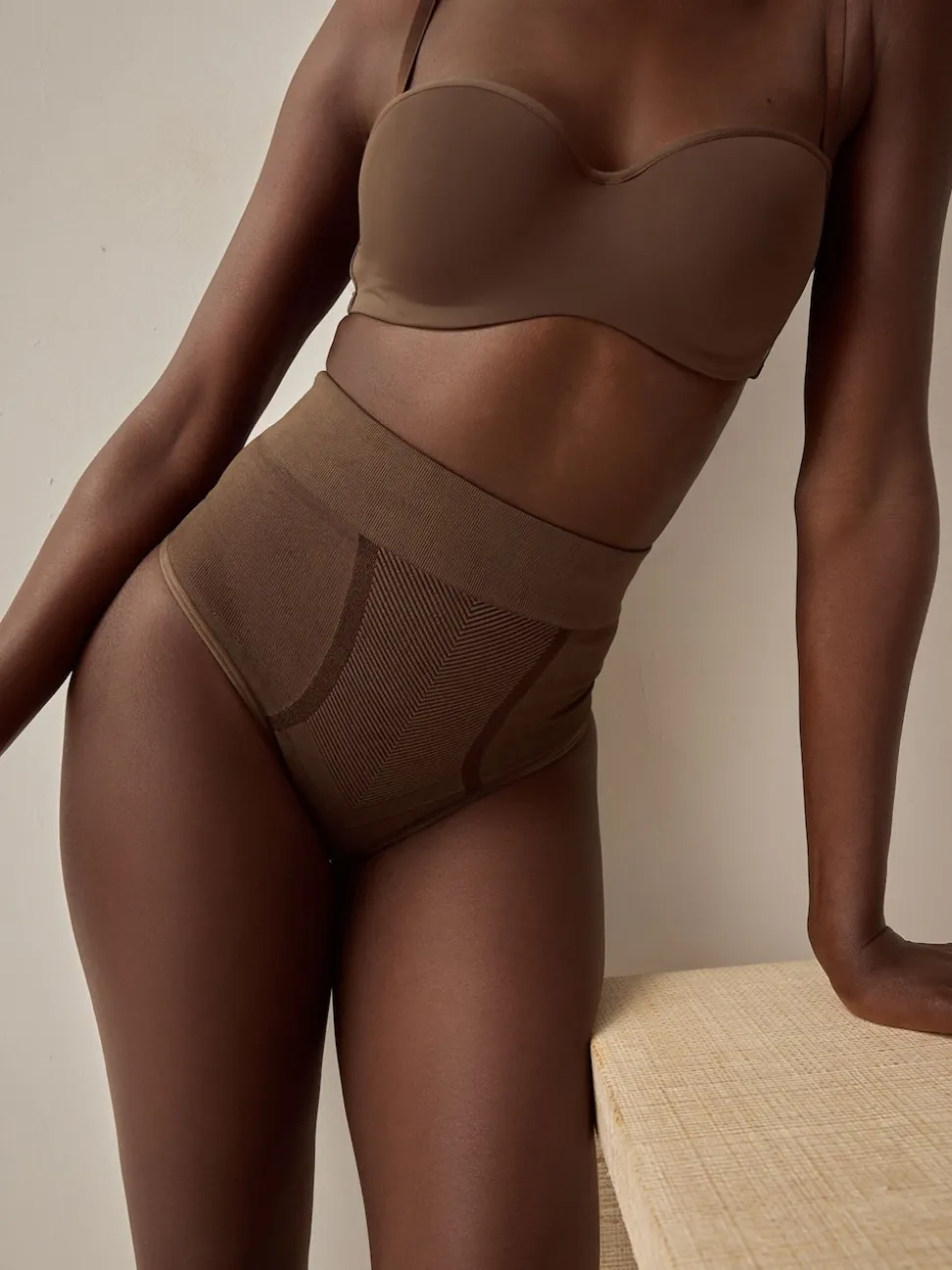 Chocolade nude - Vormgevende naadloze slip voor gladdere dijen met stevige buikcorrectie