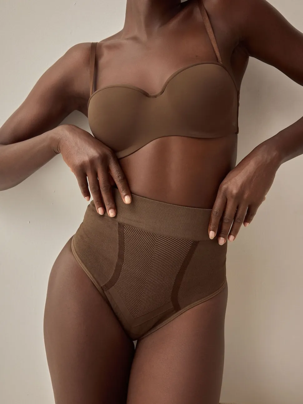 Chocolade nude - Vormgevende naadloze slip voor gladdere dijen met stevige buikcorrectie