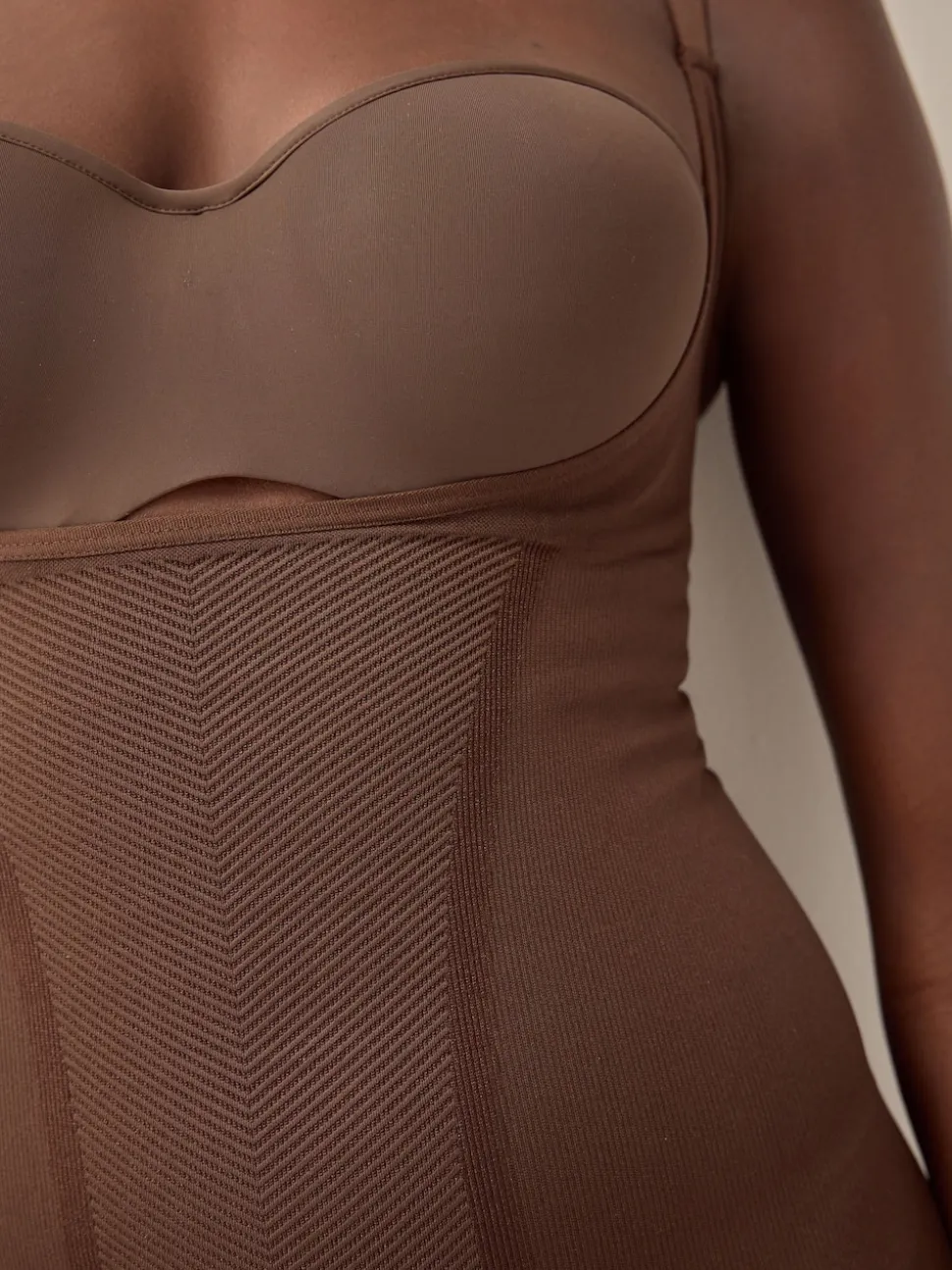 Chocolade nude - Wear Your Own Bra - Body met sterke buikcorrectie