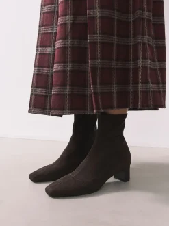 Chocoladebruin - Chisel Toe Block Heel Sock Boots