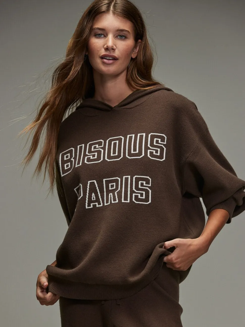 Chocoladebruin - Compact Cosy Graphic Long Sleeve Hoodie