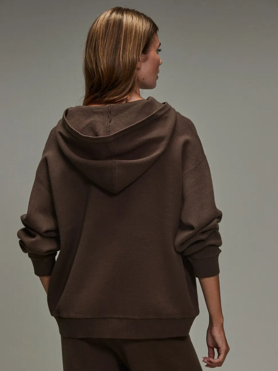 Chocoladebruin - Compact Cosy Graphic Long Sleeve Hoodie