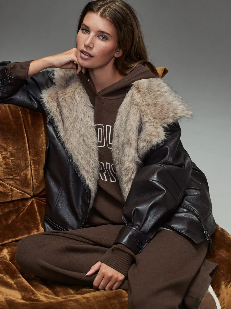 Chocoladebruin - Compact Cosy Graphic Long Sleeve Hoodie
