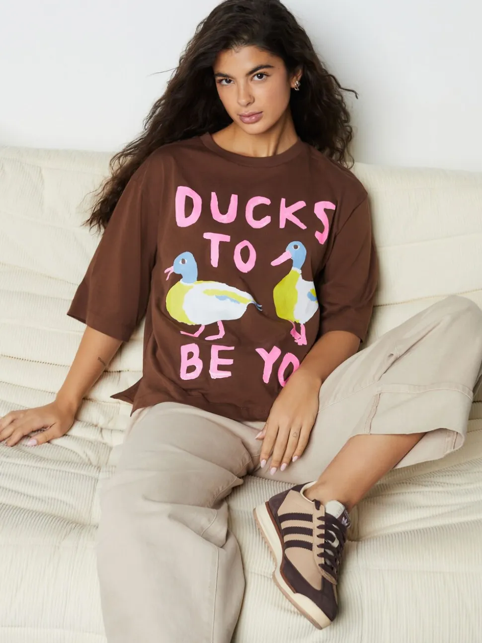Chocoladebruin - Duck Graphic Short Sleeve Crew Neck T-Shirt