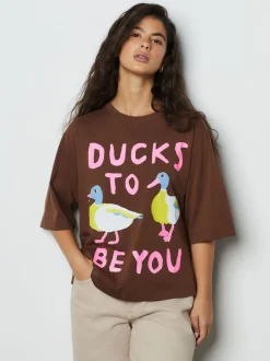 Chocoladebruin - Duck Graphic Short Sleeve Crew Neck T-Shirt