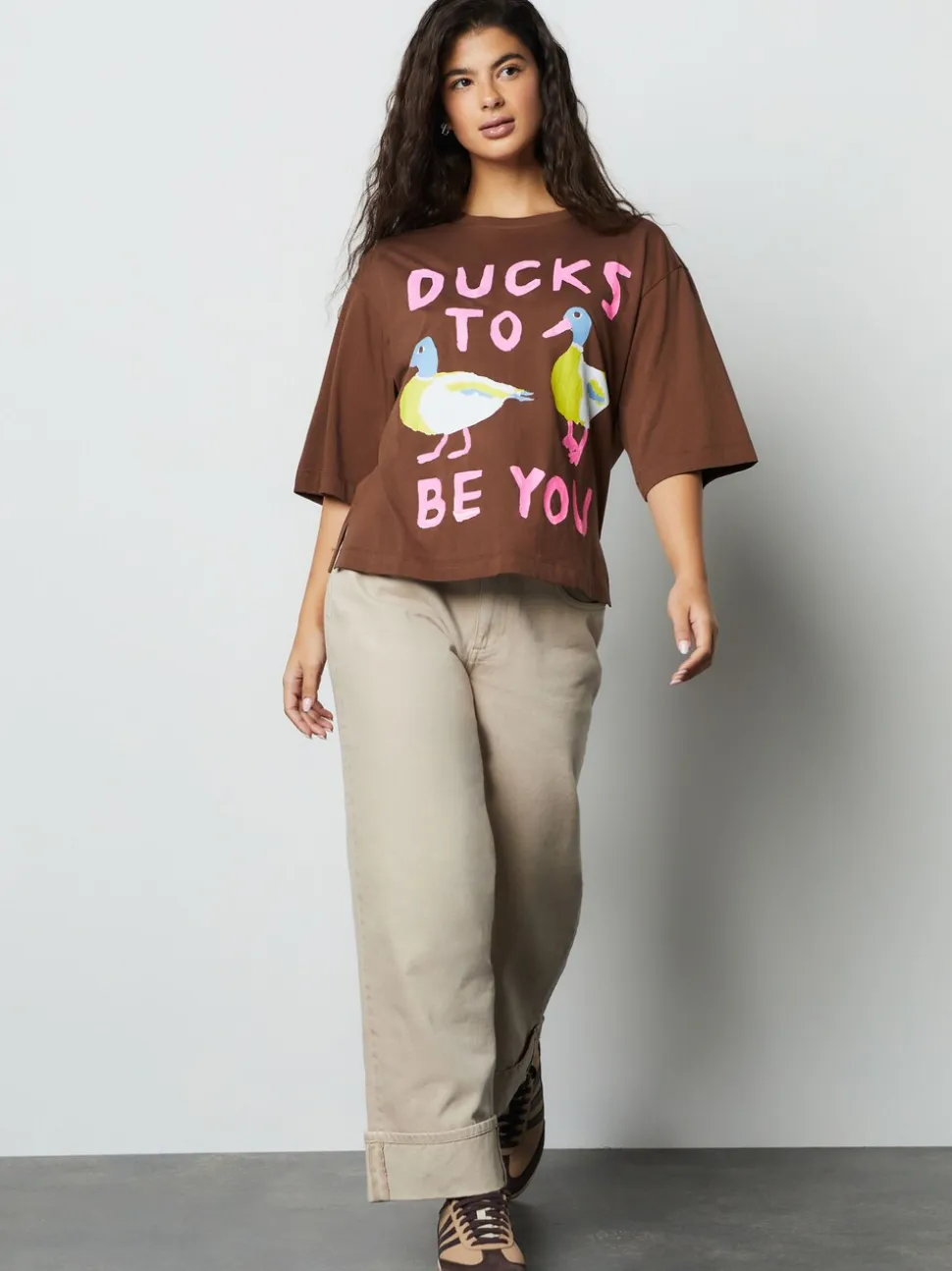 Chocoladebruin - Duck Graphic Short Sleeve Crew Neck T-Shirt