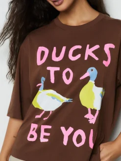 Chocoladebruin - Duck Graphic Short Sleeve Crew Neck T-Shirt