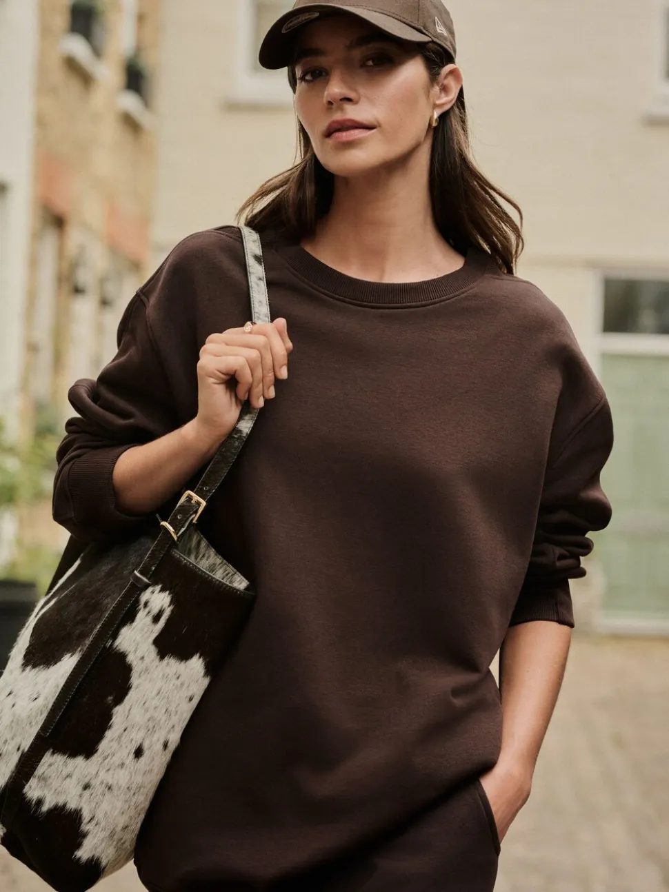 Chocoladebruin - Essentials sweatshirt met relaxte pasvorm, lange snit en zakken