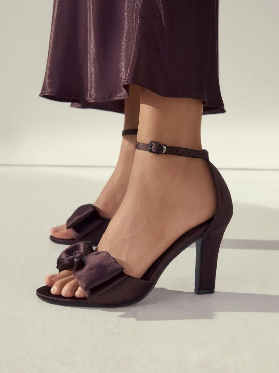 Chocoladebruin - Forever Comfort® Satin Bow Block Heeled Sandals
