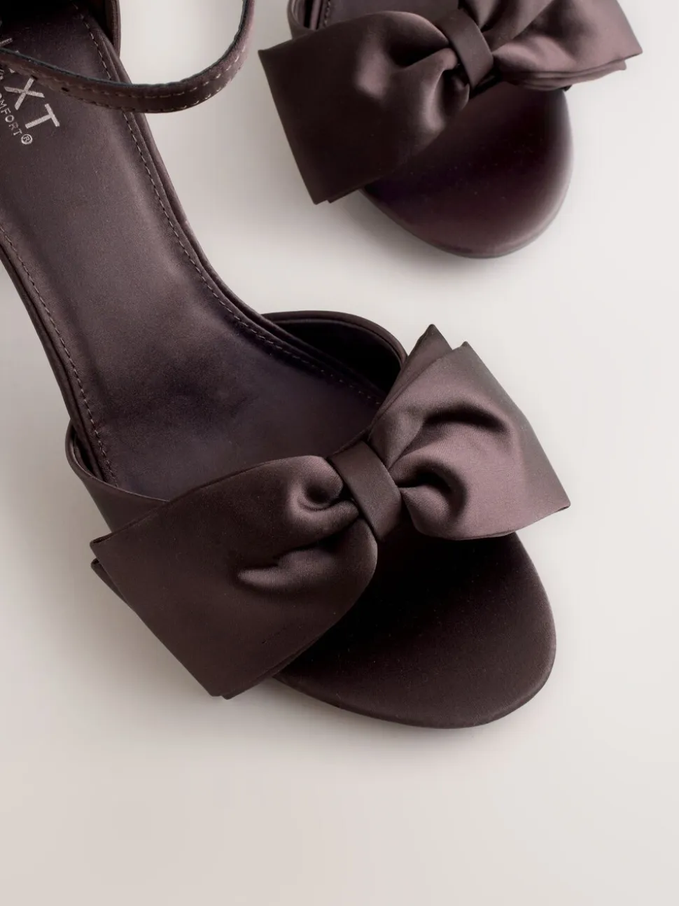 Chocoladebruin - Forever Comfort® Satin Bow Block Heeled Sandals