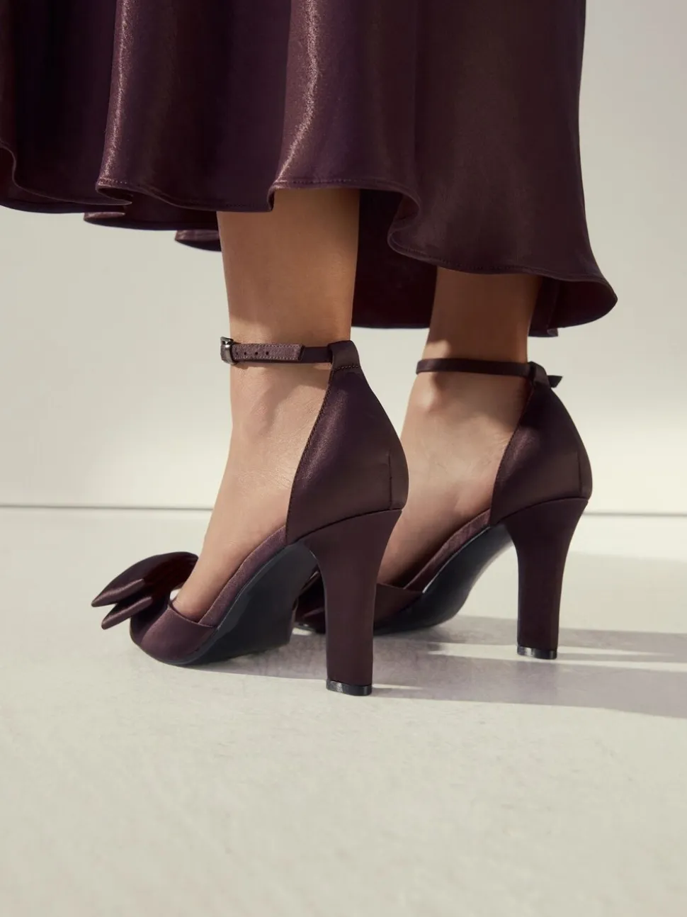 Chocoladebruin - Forever Comfort® Satin Bow Block Heeled Sandals