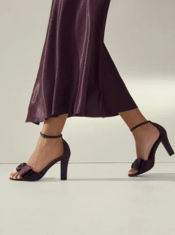 Chocoladebruin - Forever Comfort® Satin Bow Block Heeled Sandals