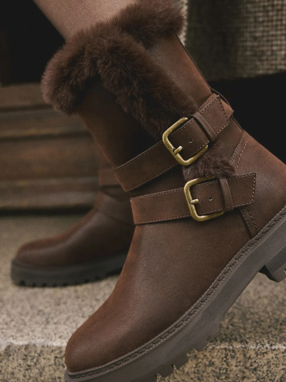 Chocoladebruin - Forever Comfort® enkellaarzen met dubbele gesp en voering van imitatiebont