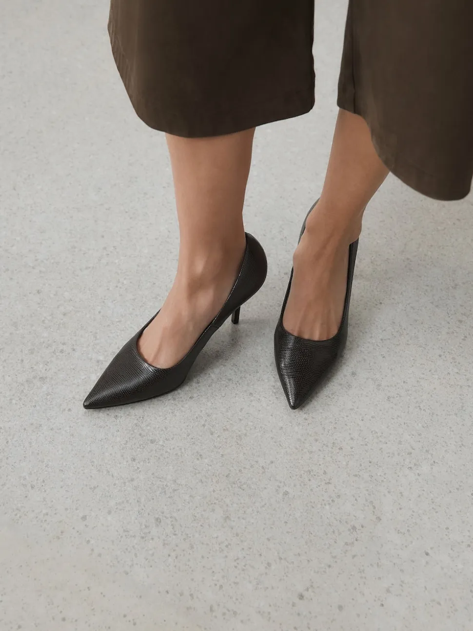 Chocoladebruin - Forever Comfort® Point Toe Court Heels