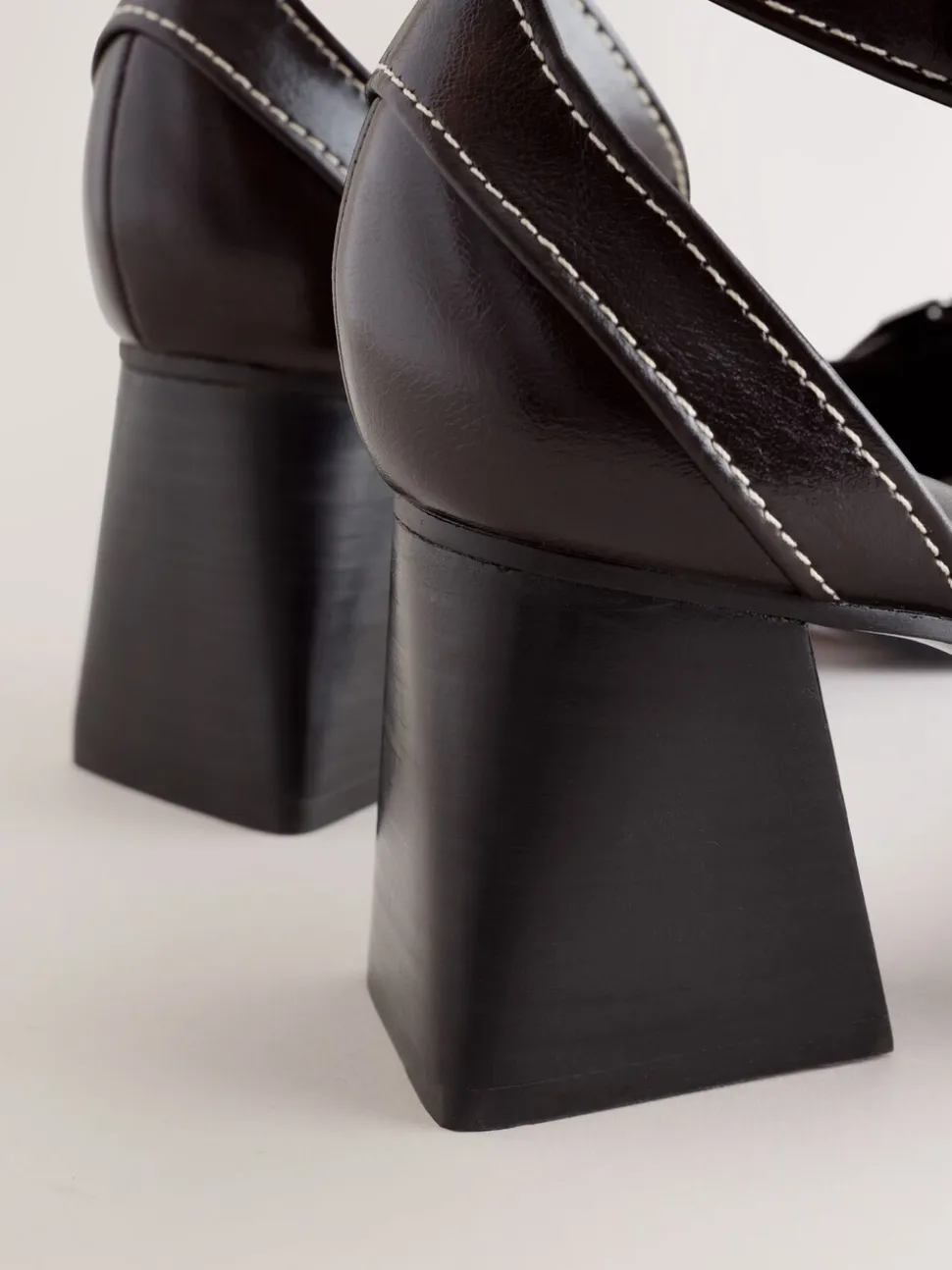 Chocoladebruin - Forever Comfort® Point Toe Buckle Block Heels