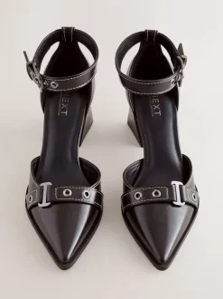 Chocoladebruin - Forever Comfort® Point Toe Buckle Block Heels
