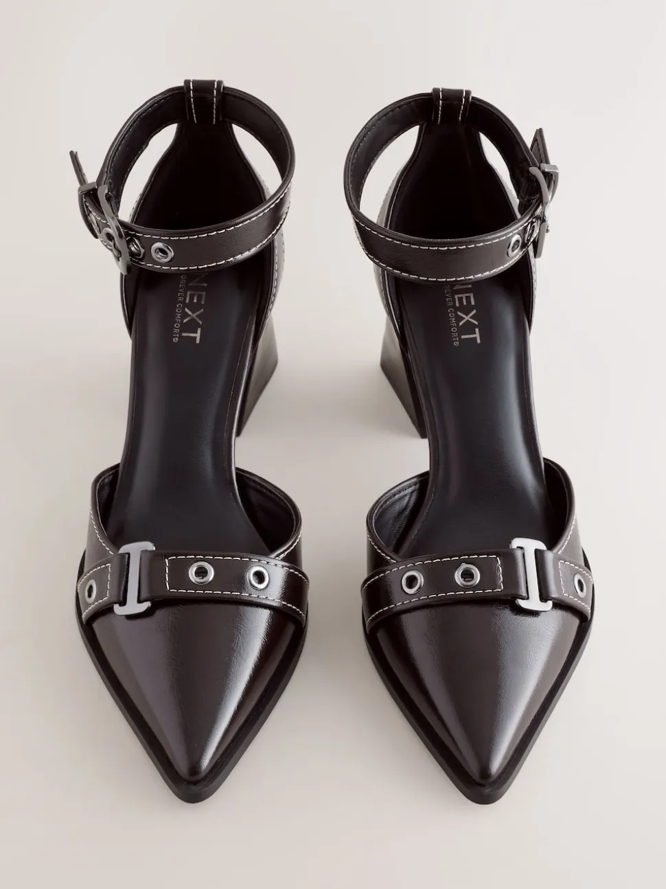 Chocoladebruin - Forever Comfort® Point Toe Buckle Block Heels