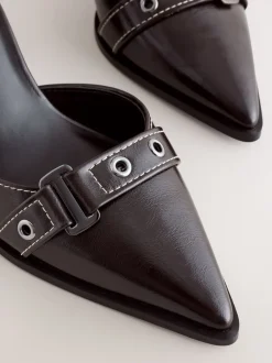 Chocoladebruin - Forever Comfort® Point Toe Buckle Block Heels