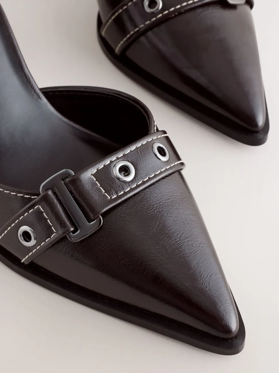 Chocoladebruin - Forever Comfort® Point Toe Buckle Block Heels