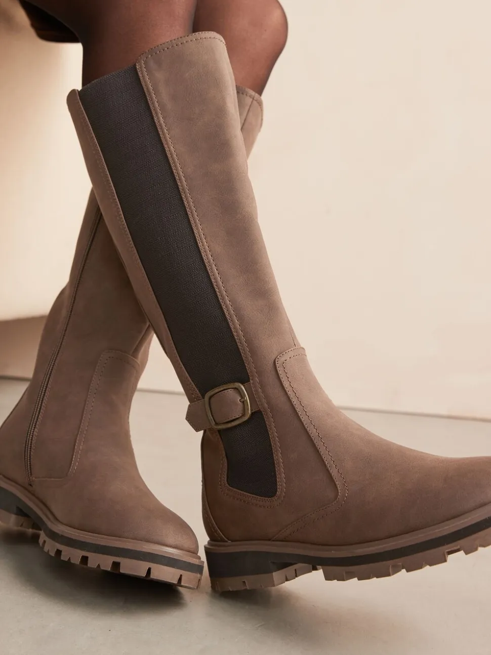 Chocoladebruin - Kniehoge Chelsea Boots met gesp