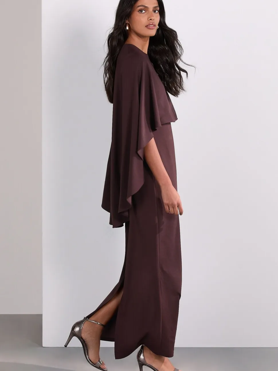 Chocoladebruin - Lange jurk met cape