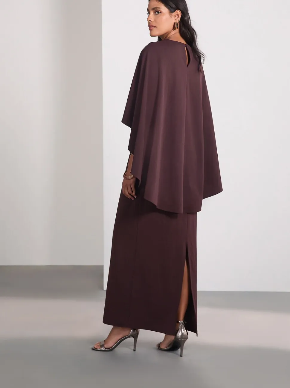 Chocoladebruin - Lange jurk met cape