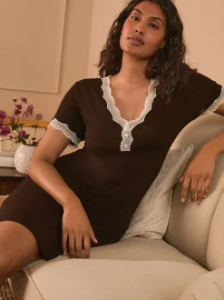 Chocoladebruin - Laura Ashley nachthemd van Modal met kanten rand