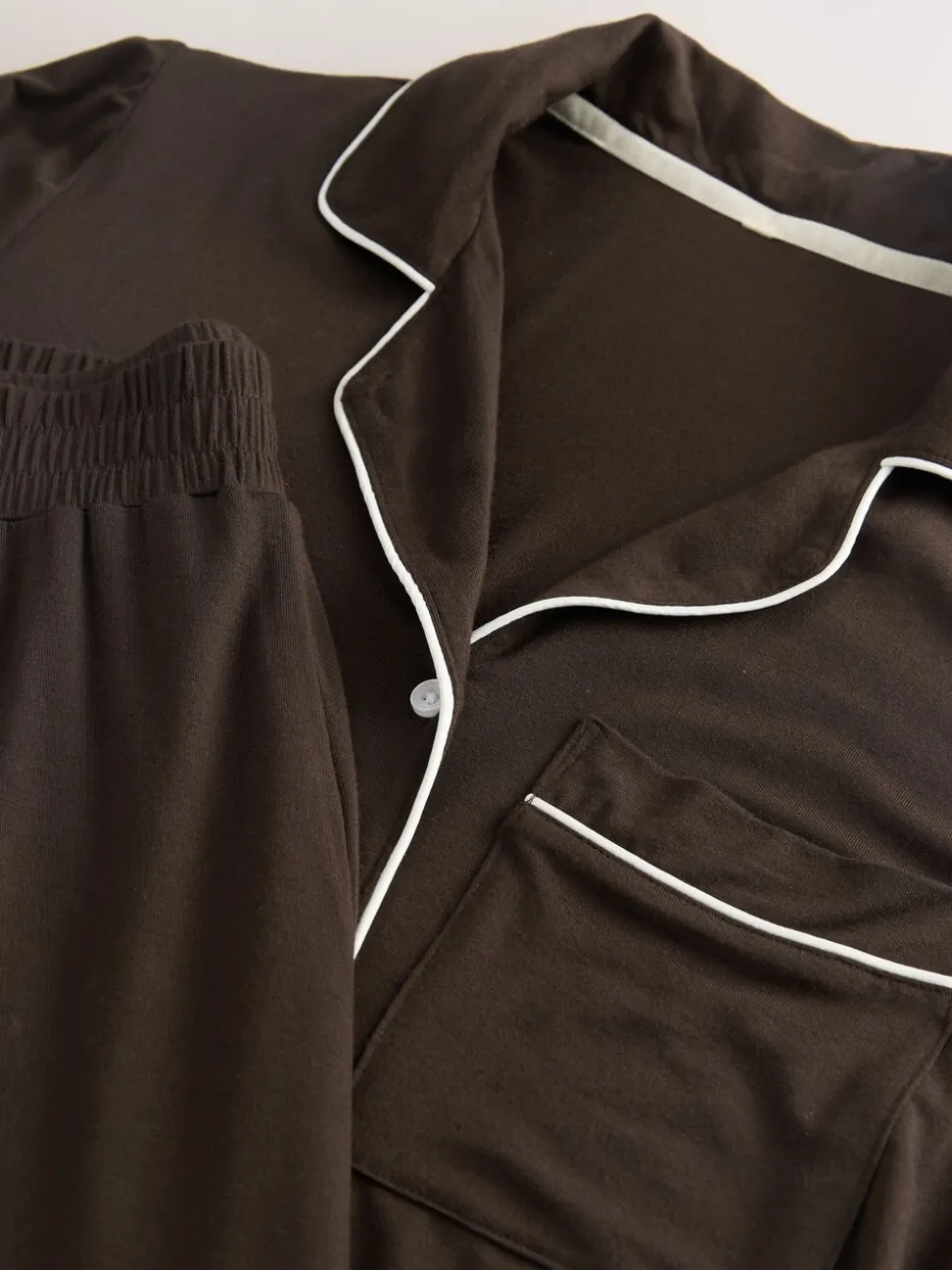 Chocoladebruin - Laura Ashley modale pyjama met knopen