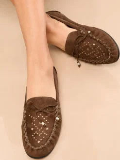 Chocoladebruin - Lipsy casual mocassin instappers van imitatieleer met studs