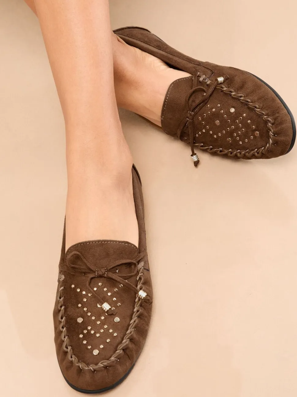 Chocoladebruin - Lipsy casual mocassin instappers van imitatieleer met studs