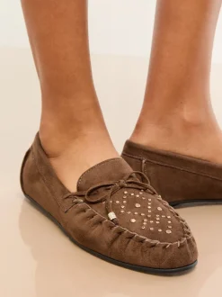 Chocoladebruin - Lipsy casual mocassin instappers van imitatieleer met studs