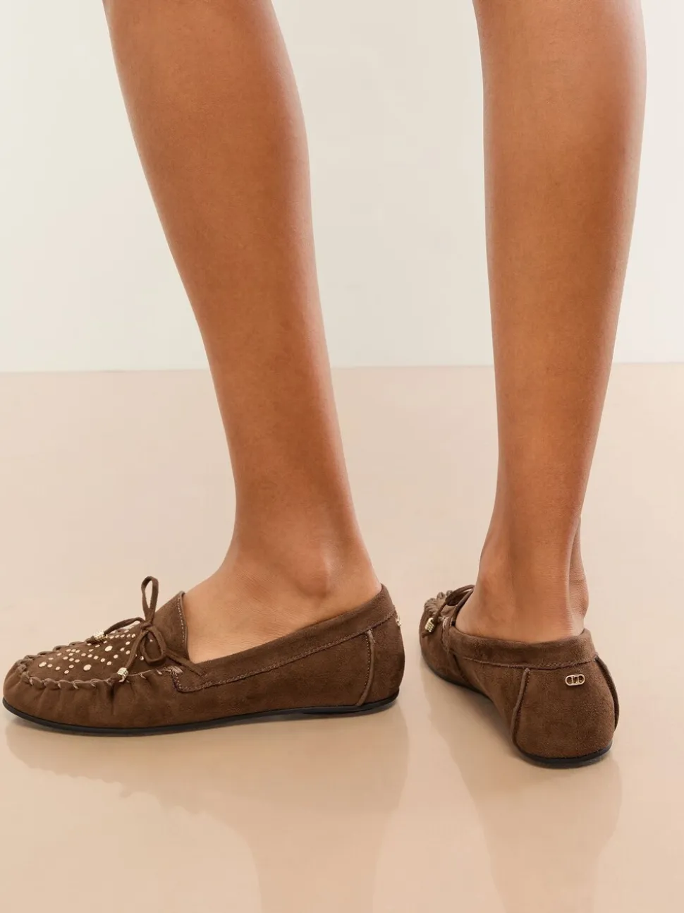 Chocoladebruin - Lipsy casual mocassin instappers van imitatieleer met studs