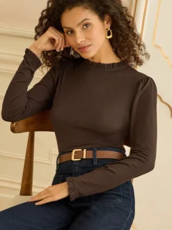 Chocoladebruin - Love & Roses jersey top met ruches aan de hals en lange mouwen