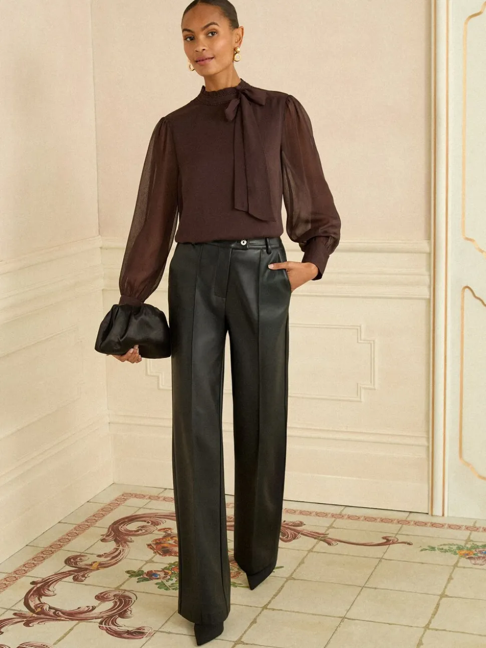 Chocoladebruin - Love & Roses blouse met lange mouwen en striksluiting