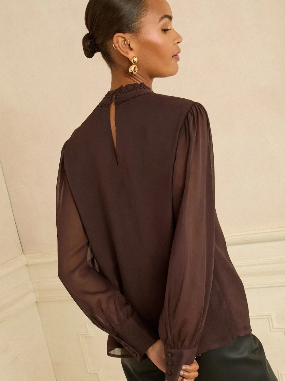 Chocoladebruin - Love & Roses blouse met lange mouwen en striksluiting