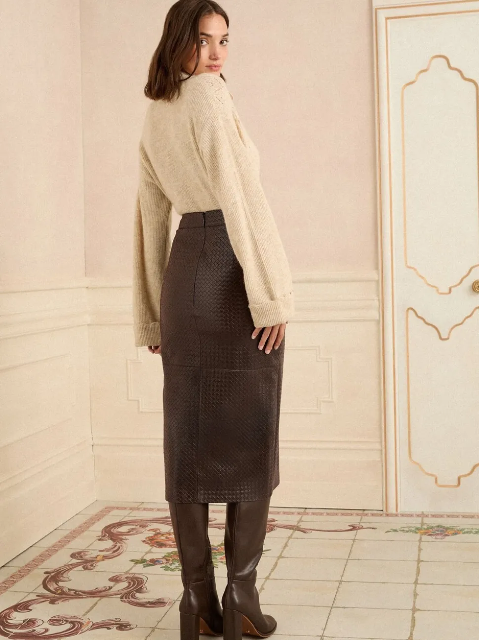 Chocoladebruin - Love & Roses midirok van imitatieleer met split