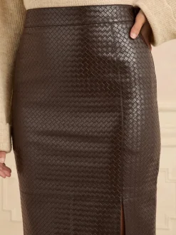 Chocoladebruin - Love & Roses midirok van imitatieleer met split