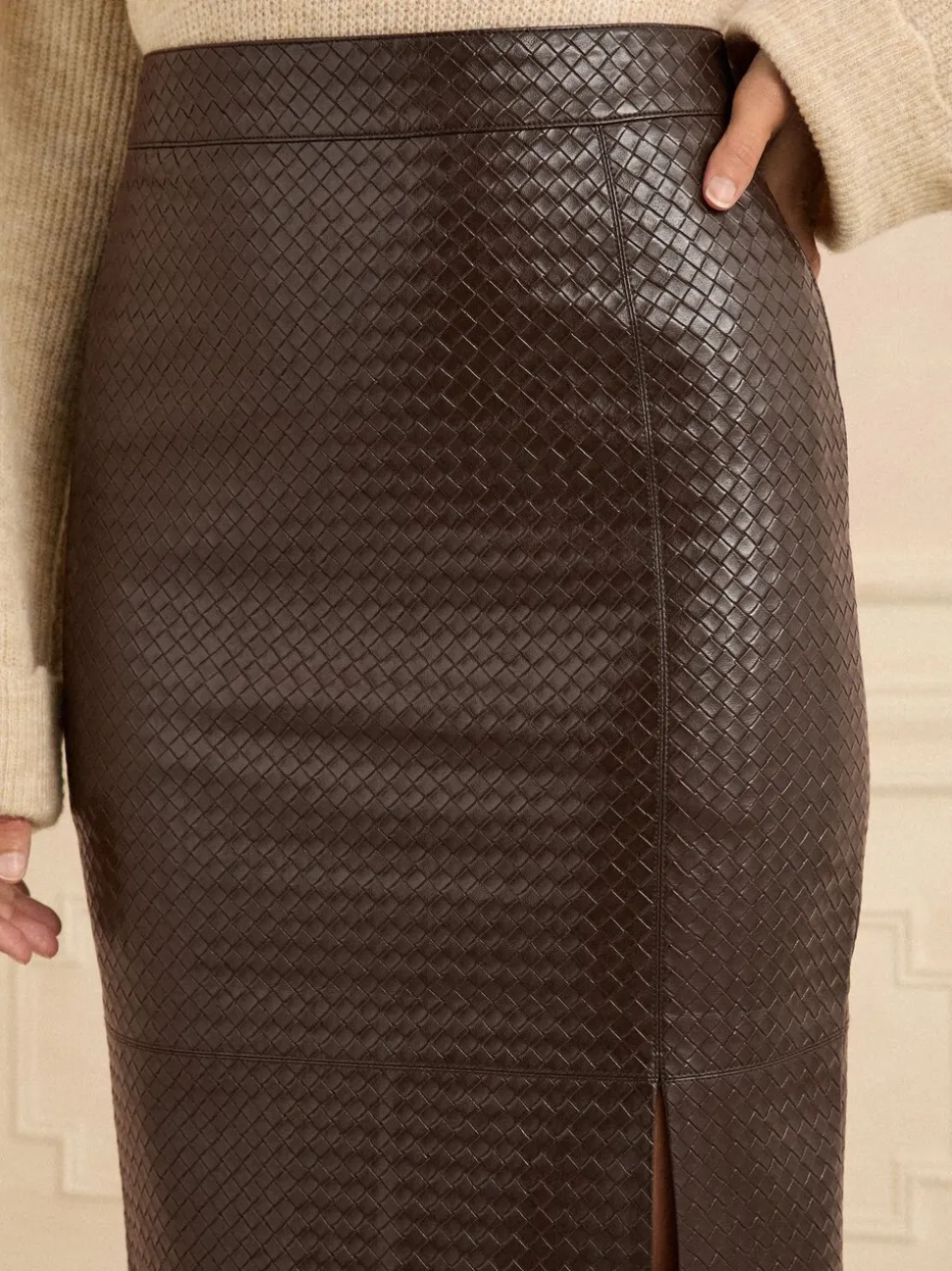 Chocoladebruin - Love & Roses midirok van imitatieleer met split